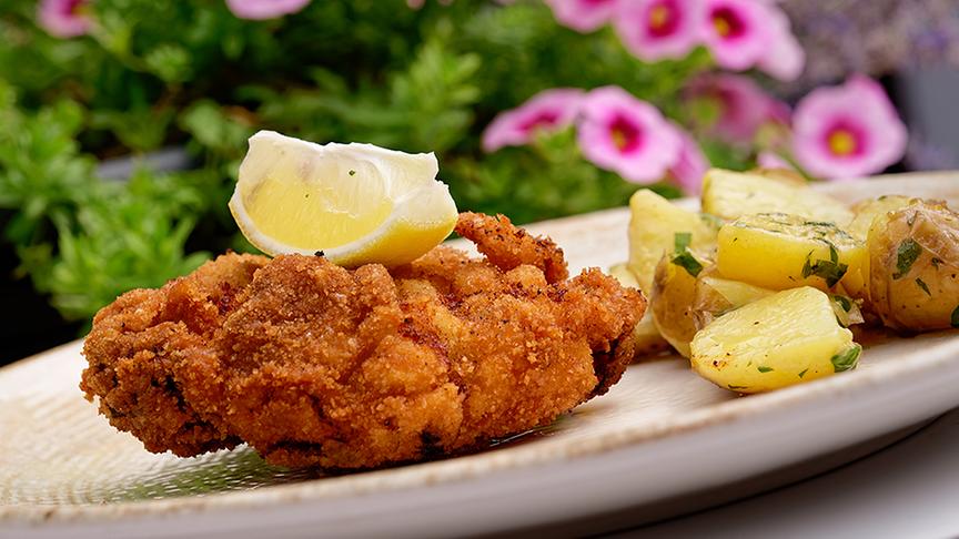 Knuspriges Backhendl mit Petersilienkartoffeln