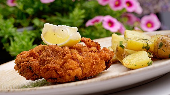 © ORF/ Silvia Schneider GmbH/ Juraj Melicher Knuspriges Backhendl mit Petersilienkartoffeln