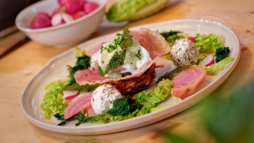 Knuspriges Osternest mit pochiertem Ei, Bio-Schinken, Ziegenfrischkäse und Wildkräutern