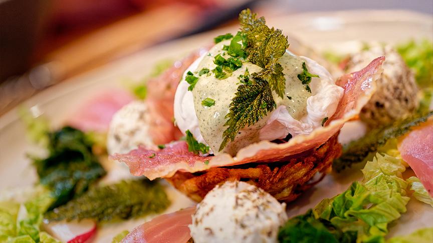 Knuspriges Osternest mit pochiertem Ei, Bio-Schinken, Ziegenfrischkäse und Wildkräutern