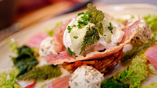 Knuspriges Osternest mit pochiertem Ei, Bio-Schinken, Ziegenfrischkäse und Wildkräutern