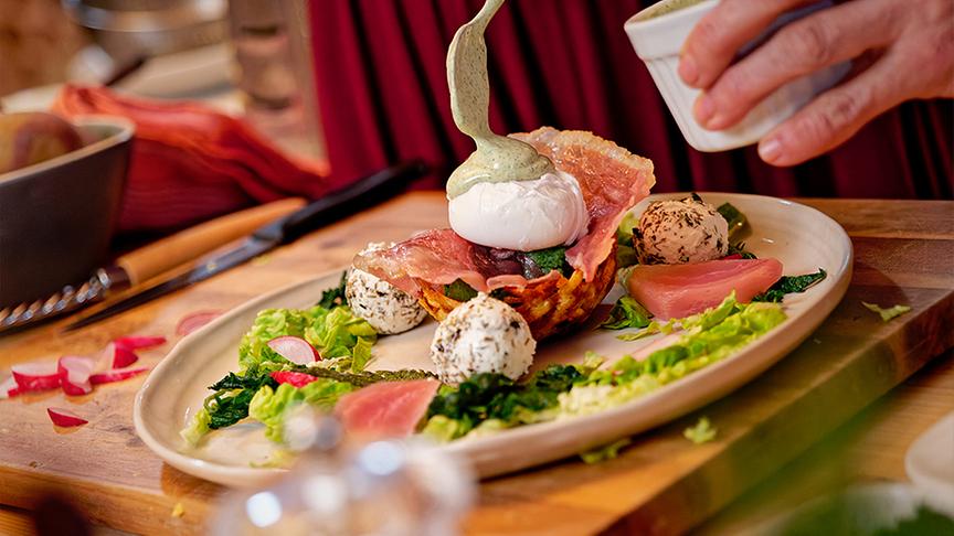 Knuspriges Osternest mit pochiertem Ei, Bio-Schinken, Ziegenfrischkäse und Wildkräutern