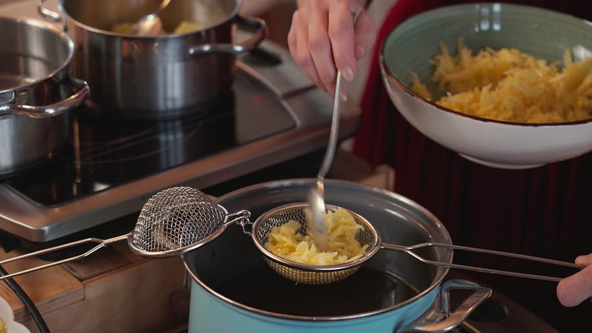 Knuspriges Osternest mit pochiertem Ei, Bio-Schinken, Ziegenfrischkäse und Wildkräutern