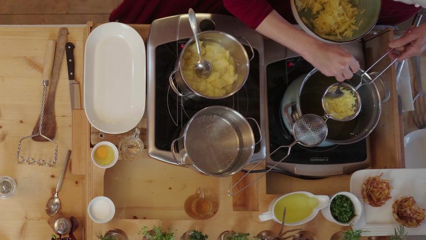 Knuspriges Osternest mit pochiertem Ei, Bio-Schinken, Ziegenfrischkäse und Wildkräutern