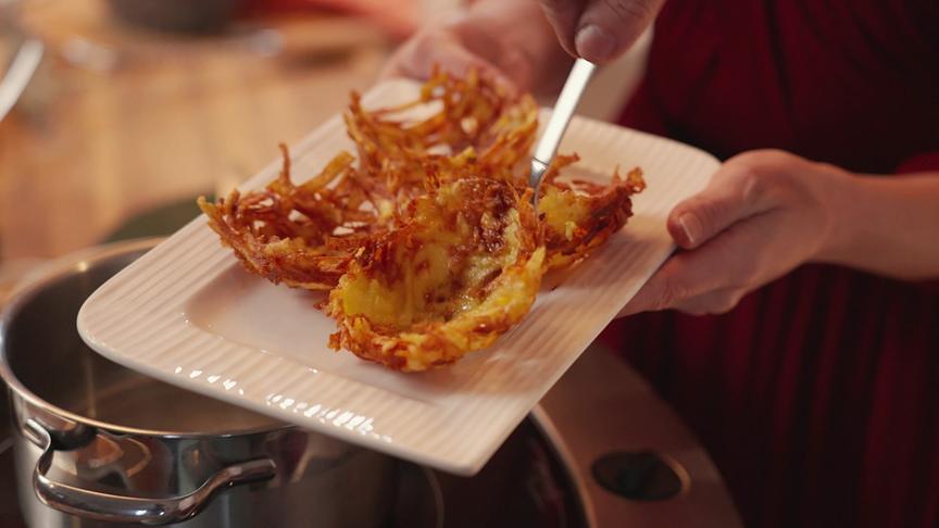 Knuspriges Osternest mit pochiertem Ei, Bio-Schinken, Ziegenfrischkäse und Wildkräutern