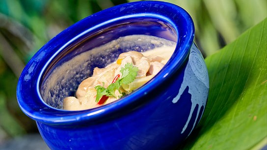 © Foto: ORF/ Silvia Schneider GmbH/ Juraj Melicher Kokosmilchsuppe mit Huhn ("Tom Kha Kai")