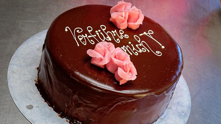 © ORF/ Silvia Schneider GmbH Silvia Schneider & Dorothea Hoffmann in der Konditorei Hüftgold