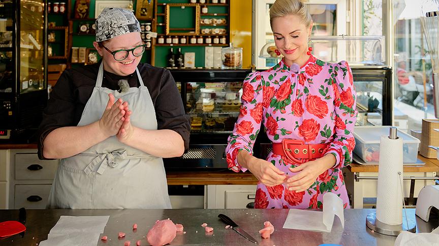 © ORF/ Silvia Schneider GmbH Silvia Schneider & Dorothea Hoffmann in der Konditorei Hüftgold