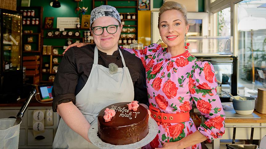 © ORF/ Silvia Schneider GmbH Silvia Schneider & Dorothea Hoffmann in der Konditorei Hüftgold