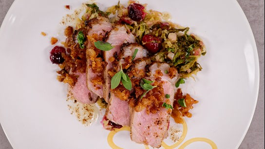 © Silvia Schneider GmbH/ Juraj Melicher Kotelett vom Freilandschwein mit Cranberry-Kohlgemüse und Grammeln
