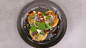 Kürbis-Raviolo in Kürbiskern-Teriyaki-Sauce mit Schotten und Kürbiskernen
