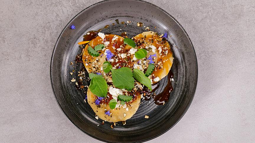Kürbis-Raviolo in Kürbiskern-Teriyaki-Sauce mit Schotten und Kürbiskernen
