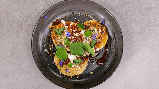 Kürbis-Raviolo in Kürbiskern-Teriyaki-Sauce mit Schotten und Kürbiskernen