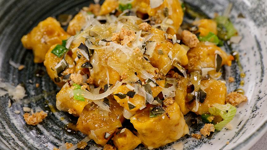 © Foto: ORF/ Silvia Schneider GmbH/ Juraj Melicher Kürbis-Nocken mit Junglauch, Amarettini & Bergkäse