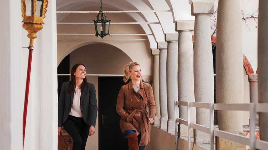 © Foto: Simeon Baker Schlossverwalterin Anna Weidenhöfer zeigt Silvia Schloss Ernegg.