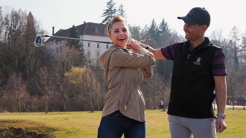 © Foto: Simeon Baker Golfprofi Gregor Kotnik und Silvia auf der Driving Range.