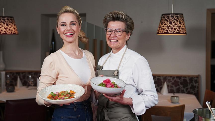 © Foto: Simeon Baker Silvia kocht im Gasthaus Bärenwirt mit Eigentümerin Renate Schaufler.