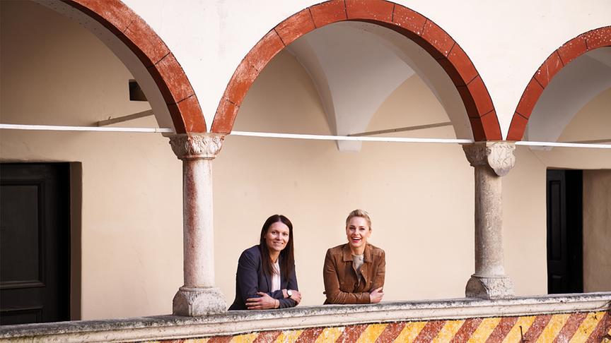 © Foto: Simeon Baker Silvia und Schlossverwalterin Anna Weidenhöfer.