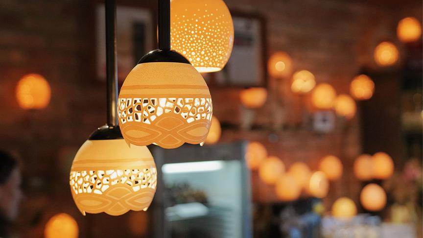 © Foto: Simeon Baker Lampenschirme aus Straußeneier.