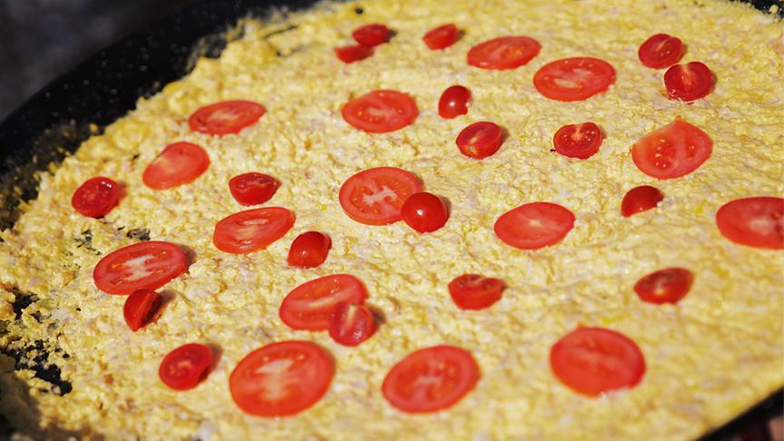 © Foto: Simeon Baker Eierspeise aus einem Straußenei.