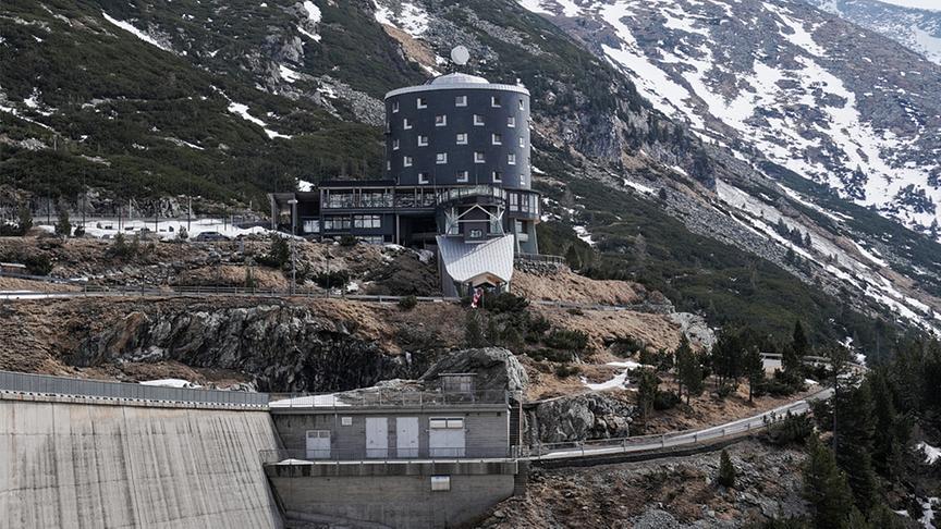 © Foto: Simeon Baker Teile der Staumauer mit Berghotel Malta im Hintergrund.