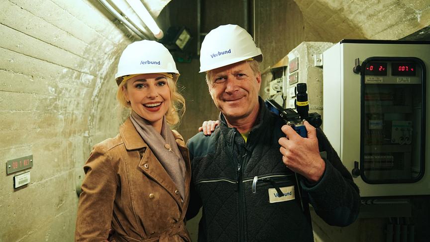© Foto: Simeon Baker Wilhelm Waldhuber zeigt Silvia wie er während der Sperre der Staumauer wichtige Messungen durchführt.
