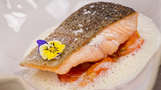 © ORF/ Silvia Schneider GmbH/ Juraj Melicher Lachsforelle, Tomate und Spargel-Zitrus-Beurre Blanc