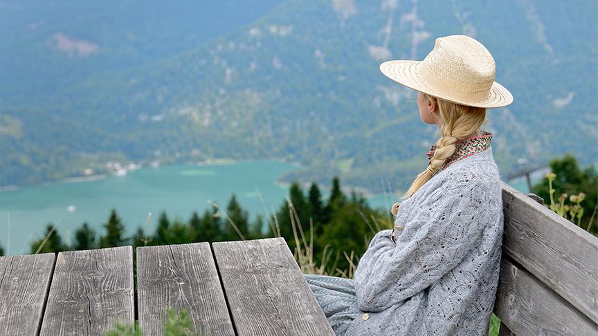 Silvia schaut von der Lärchenhütte hinunter auf den See.