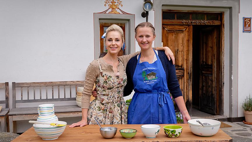 Silvia Schneider besucht Müllerin Esther Lugger. Sie mahlt ihr eigenes Lesachtaler Korn in einer der letzten wasserbetriebenen Mühlen Österreichs.