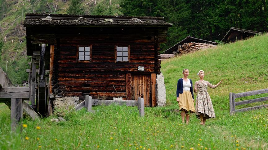 Silvia Schneider und Esther Lugger, im Hintergrund eine Wassermühle in Maria Luggau. 