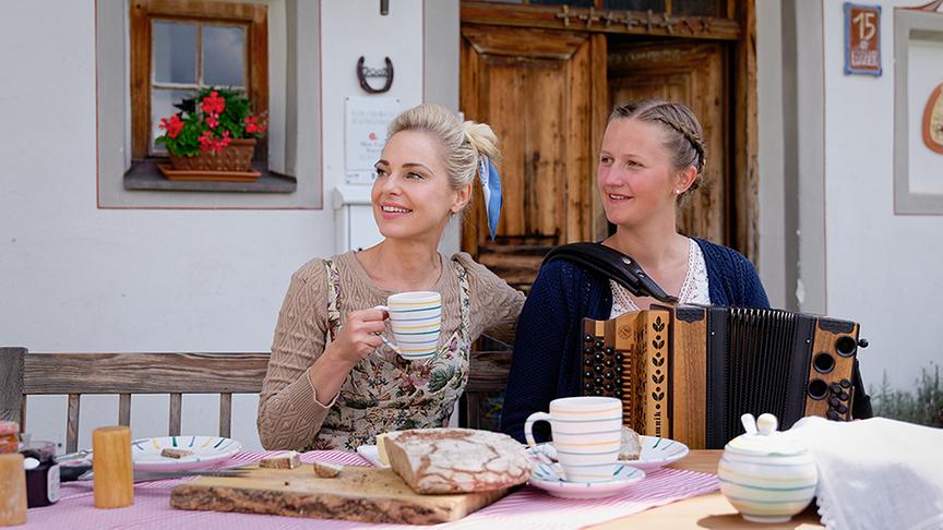 Silvia Schneider trintk Kaffee mit Esther Lugger. 