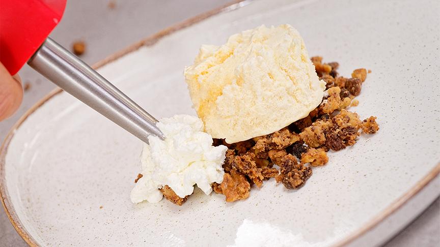 Löwenzahnhonig-Parfait mit Crumble und Heidelbeersaft