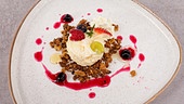 Löwenzahnhonig-Parfait mit Crumble und Heidelbeersaft