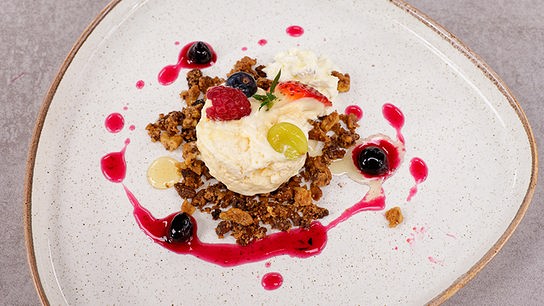 Löwenzahnhonig-Parfait mit Crumble und Heidelbeersaft
