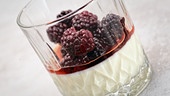 Lorbeer-Panna-Cotta mit Brombeeren