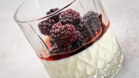 © Foto: ORF/ Silvia Schneider GmbH/ Juraj Melicher Lorbeer-Panna-Cotta mit Brombeeren