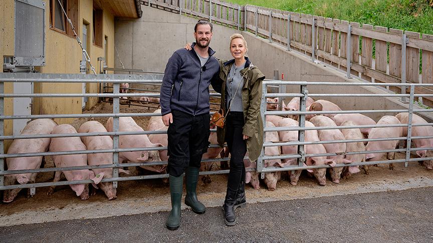 BoKu Student Roman erklärt Silvia die artgerechte Tierhaltung am Maashof.