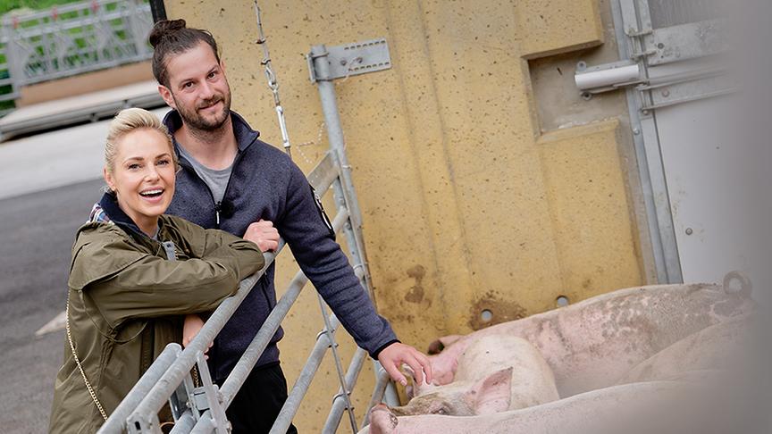 BoKu Student Roman erklärt Silvia die artgerechte Tierhaltung am Maashof.