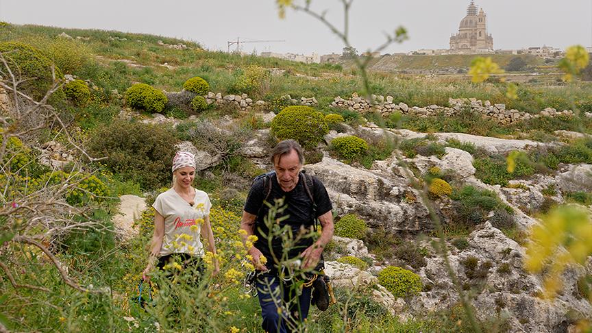 Silvia beim Klettern auf Malta.