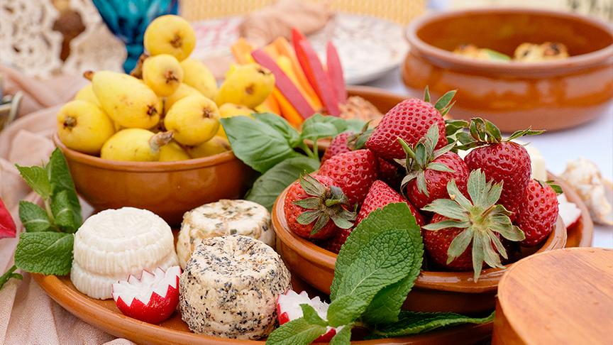 © ORF/ Silvia Schneider GmbH/ Juraj Melicher Strandpicknick am Dwejra Bay auf der maltesischen Insel Gozo.