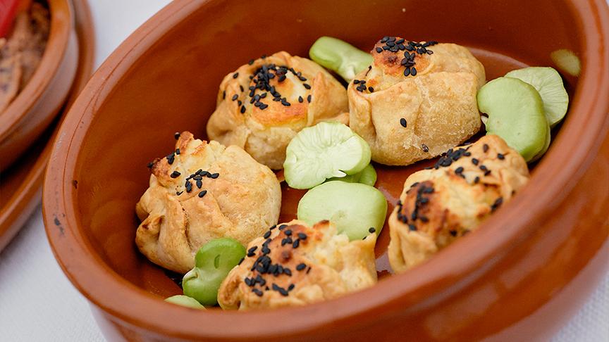 © ORF/ Silvia Schneider GmbH/ Juraj Melicher Strandpicknick am Dwejra Bay auf der maltesischen Insel Gozo.