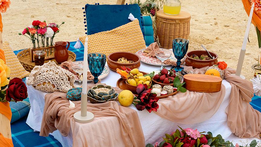 © ORF/ Silvia Schneider GmbH/ Juraj Melicher Strandpicknick am Dwejra Bay auf der maltesischen Insel Gozo.