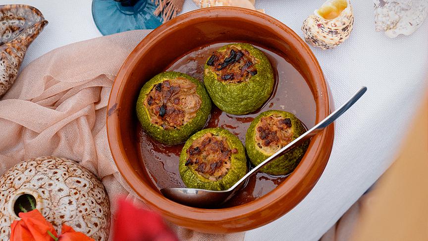 © ORF/ Silvia Schneider GmbH/ Juraj Melicher Strandpicknick am Dwejra Bay auf der maltesischen Insel Gozo.