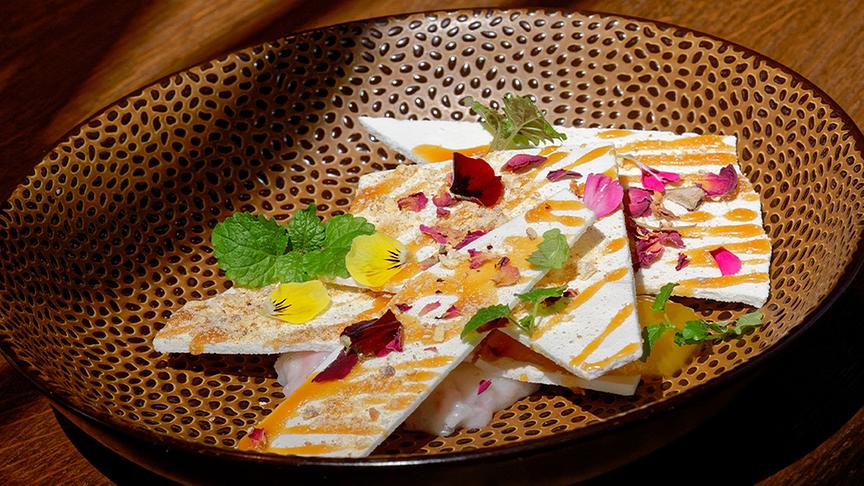 © Foto: ORF/ Silvia Schneider GmbH Mango-Pavlova mit Milchreis