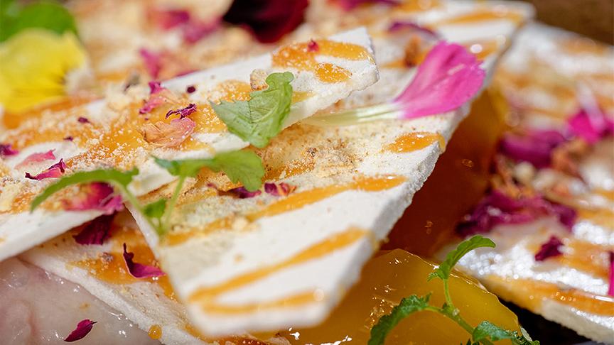 © Foto: ORF/ Silvia Schneider GmbH Mango-Pavlova mit Milchreis