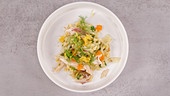 Nockerl mit Räucherforelle, Fenchel & eingelegten Eierschwammerln