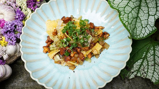 © Foto: ORF/ Silvia Schneider GmbH/ Aleksandra Staszczyk Hausgemachte Nudeln mit Eierschwammerln und jungem Kraut (Łazanki)