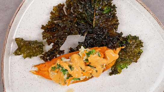 © Foto: ORF/ Silvia Schneider GmbH/ Juraj Melicher Süßkartoffel aus dem Ofen mit Chili-Mayonnaise & Krautsalat