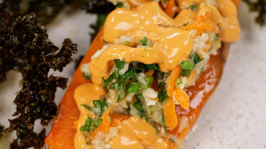 © Foto: ORF/ Silvia Schneider GmbH/ Juraj Melicher Süßkartoffel aus dem Ofen mit Chili-Mayonnaise & Krautsalat