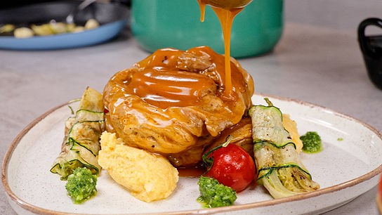 © ORF/ Silvia Schneider GmbH/ Juraj Melicher Ossobuco vom Kalb mit gebratenen Salatherzen und Basilikum-Pesto an cremiger Almkäsepolenta